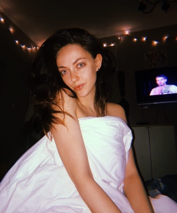 Живу в самом сердце Москвы и готова встретиться с тобой в любое удобное для тебя время. У меня множество услуг, которыми я предлагаю тебя порадовать: классический секс, оральные ласки, глубокий минет и многое другое, о котором я расскажу тебе при встрече. У меня есть отличные отзывы от моих клиентов, которые отмечают мою профессиональность, элегантность и умение создавать неповторимую атмосферу страсти. Чтобы тебе было легче сделать выбор, прикрепила несколько фото, на которых можешь оценить мою красоту и сексуальность. Жду твоего звонка, чтобы сделать нашу встречу незабываемой! 😉 11265, 28 лет